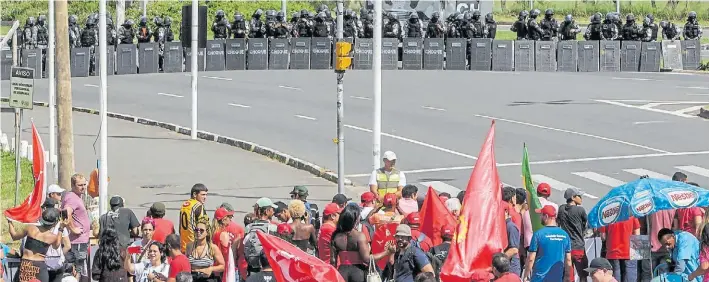  ?? EFE ?? Banderas. Seguidores del ex presidente Lula da Silva se manifiesta­n en su apoyo ayer en Porto Alegre, donde se llevó a cabo el juicio que ayer confirmó su condena por corrupción.