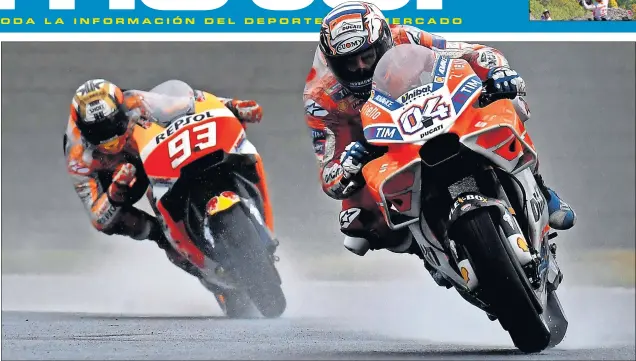  ??  ?? BONITA BATALLA. Andrea Dovizioso le tiene ganada la medida a Marc Márquez y es la segunda lucha que le gana en la última vuelta en lo que va de temporada 2017.