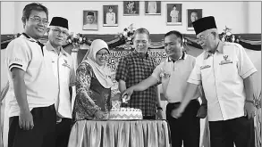  ??  ?? Fadillah (third right), Dayang (third left), Awang (second right) and others cutting a cake at the event.