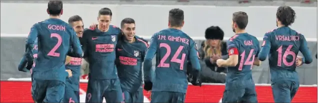  ??  ?? DOBLETE DEL NIÑO. Koke y Correa se abrazan a Torres después de que El Niño marcara el cuarto gol del Atleti en la noche, el segundo con su firma. El pase se lo dio Correa.