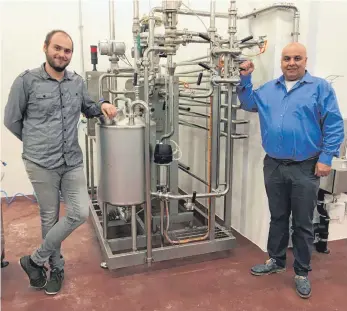  ?? FOTO: RUDI MULTER ?? Die Maschinen stehen schon bereit, im Frühjahr wollen Giovanni Melillo (rechts) und sein Sohn Luca die Mozzarella-Produktion im Neubau in Bad Saulgau-Haid starten.