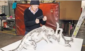  ?? LAUREN LANCASTER FOR THE NEW YORK TIMES ?? Charles Ray with his ‘‘Mountain Lion Attacking a Dog’’ sculpture. His works cause unpredicta­ble reactions.