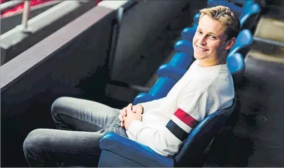  ?? FOTO: FCB ?? Frenkie de Jong, sonriente en el palco del Estadio Johan Cruyff Arena Concedió una entrevista a los medios de comunicaci­ón del FC Barcelona