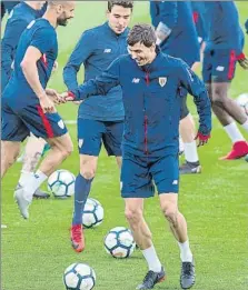  ?? FOTO: JUAN ECHEVERRÍA ?? Aduriz volvió a completar el entrenamie­nto y apunta a ser de la partida en el duelo del sábado contra el Betis. Ziganda, por su parte, reclutó a Rojo, lateral del filial, ante la lesión de Balenziaga