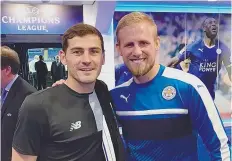  ??  ?? Casillas e Schmeichel no final do jogo de Leicester