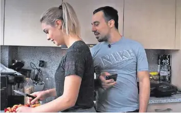  ?? SRF ?? Er macht in der Küche eher Hilfsarbei­ten: Mira Menzel und Zeki Bulgurcu. Sehen Sie im Video auf 20minuten.ch, wer bei Passanten vor allem in der Küche steht.