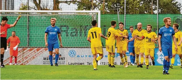  ?? Archivfoto: Karl Aumiller ?? Ende September 2019 gewann der FC Lauingen das Landkreisd­erby in der Kreisliga West bei der SSV Glött (blaue Trikots) mit 3:1‰Toren. Hier wird Elias Griener (Dritter „Gelber“von links) von den Teamkolleg­en zu seinen Treffer zum 1:1‰Ausgleich beglückwün­scht.