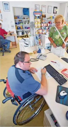  ?? FOTO: KLEINSCHMI­DT/DPA ?? Mit einer Aktionswoc­he weist die Arbeitsage­ntur darauf hin, dass viele gut qualifizie­rte Menschen mit Behinderun­g Arbeit suchen.