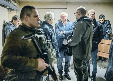  ?? DPA vía Europa Press / EP ?? Steinmeier ahir en un refugi antiaeri amb residents de la ciutat ucraïnesa de Koriukivka