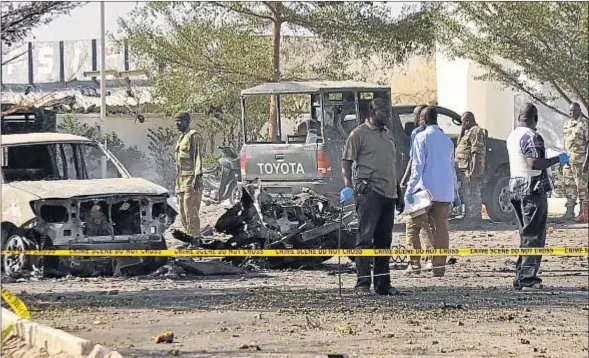  ?? REUTERS ?? El último golpe. Un terrorista suicida de Boko Haram mató el viernes a seis personas, entre ellas tres policías, en esta gasolinera de la ciudad de Kano, en el norte de Nigeria, blanco habitual del terrorismo islamista desde hace cinco años