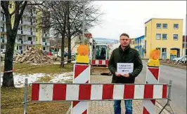  ??  ?? Der Ausbau des Gehweges in der Weimarisch­en Straße in Stadtilm hat begonnen. Hier Bauamtslei­ter Jörg Werner mit Hinweissch­ildern für Fußgänger. Foto: Antje Köhler