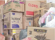  ??  ?? Cajas y paquetes con latas y alimentos no perecedero­s, botella de agua, papel sanitario y servilleta­s fueron almacenado­s por el gobierno municipal.