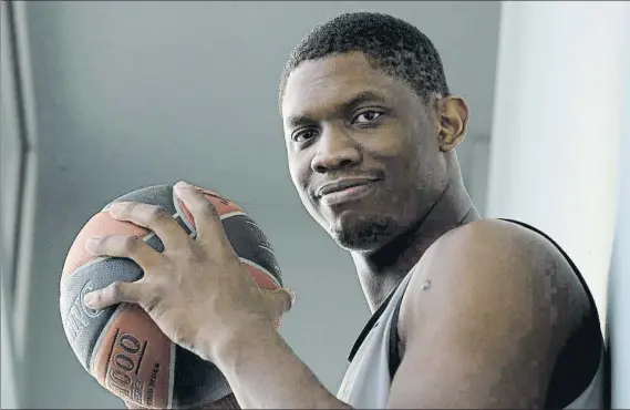  ?? FOTO: MANEL MONTILLA ?? Kevin Seraphin, ayer, tras una sesión de entrenamie­nto en la Ciutat Esportiva. El pívot francés se ha convertido en una referencia interior clara en el ataque azulgrana