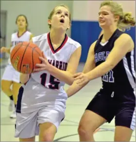  ?? For Montgomery Media / MARK C. PSORAS ?? Calvary Baptist’s Mary Finkbeiner drives to the basket bast Coventry Christian’s Kaylie Niehls during Tuesday’s ACCAC action.