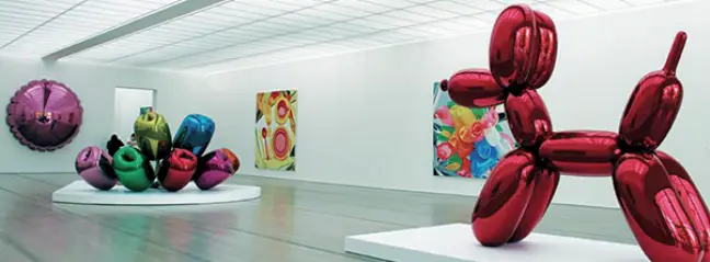  ??  ?? Pop Art Un Balloon Dog del noto e quotatissi­mo Jeff Koons che ha reso le cromature giganti di banali oggetti quotidiani la sua cifra comunicati­va dell’arte inutile