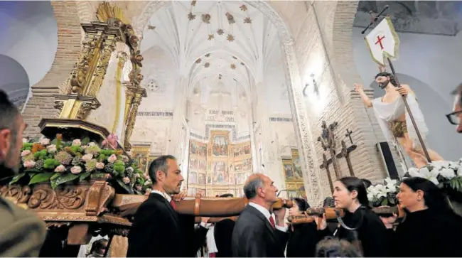  ?? // FOTOS; H. FRAILE’ ?? El encuentro entre Jesús Resucitado y la Virgen de la Alegría tuvo que celebrarse a cubierto en la iglesia de San Andrés