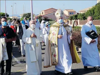 ??  ?? Monseigneu­r l’évêque a honoré de sa présence cette traditionn­elle fête.