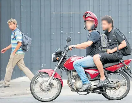  ?? ARCHIVO ?? Daños. Viajar sin casco o mal colocado multiplica por siete el riesgo de morir en un siniestro vial.