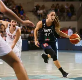  ?? ?? Les Bleues ont produit un match intéressan­t sous les yeux de l’internatio­nal français Nando De Colo (photo de droite). (Photos Sébastien Botella) Résultats et classement