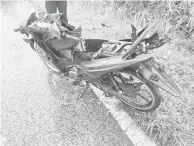  ?? ?? ROSAK:Keadaan motosikal yang dinaiki kedua-dua mangsa selepas kemalangan tersebut.