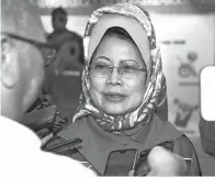  ??  ?? FATIMAH ketika ditemu bual selepas menyempurn­akan penyerahan bendera negeri kepada kontinjen Sarawak bagi Sukan Para Sukma Ke19 di kompleks Belia dan Sukan di Kuching.