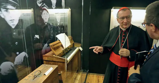  ?? Foto Zanfron ?? La visita Il cardinale Pietro Parolin, Segretario di Stato della Santa Sede, fotografat­o all’interno del museo dedicato a Papa Albino Luciani. Sotto il taglio del nastro ieri a Canale d’Agordo, assieme al sindaco del paese. Nelle foto anche la scrivania e il crocefisso appartenut­i a Giovanni Paolo I. Infine un ritratto proprio del pontefice che durò solo 33 giorni e poi venne trovato morto.