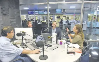  ??  ?? La diputada Kattya González en Radio ABC Cardinal con Roberto Sosa, Vargas Peña y Beto Coronel.