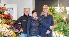  ?? Fotos: Stadtmarke­ting ?? Hatten Besuch von Michael Seidl (CIMA Beratung) rechts im Bild: Dirk Nietfeld und Diana Fink (Blumenhand­werk).