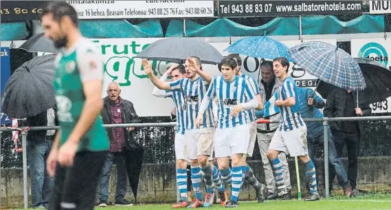  ?? FOTO: UNCITI ?? Los jugadores del Beasain celebran el gol de Aiert en el descuento en el partido de ida disputado en Loinaz