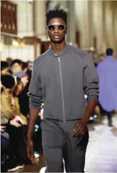  ??  ?? Models wear creations for Issey Miyake Men's Fall Winter 2017-2018 fashion collection.