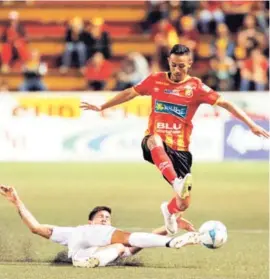  ?? ALBERT MARÍN ?? El brumoso William Quirós (blanco) se empleó a fondo para quitarle la pelota al florense Jimmy Marín, en el empate 0 a 0.