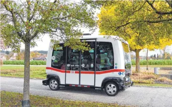  ?? FOTO: DPA ?? Autonom fahrender Bus in Bayern: Der Minibus war bereits 2017 ein Jahr lang testweise im Einsatz. Fürs flächendec­kende autonome Fahren ist das schnelle Internet Voraussetz­ung.