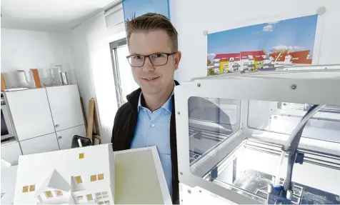  ?? Foto: Andreas Brücken ?? Florian Aicham (40) ist studierter Baubetrieb­swirt, Maurermeis­ter und zudem Obermeiste­r der Bauinnung Neu Ulm. Rechts auf diesem Bild sind 3 D Drucker zu sehen, die Modell entstehen lassen, wie jenes links unten. NEU ULM NEU ULM