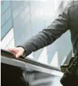 ?? Foto: Christian Klose, dpa ?? Eine mögliche Keimschleu­der ist auch die Rolltreppe.