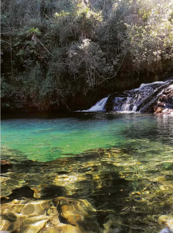  ??  ?? Cachoeira da Esmeralda, assim batizada por conta do tom que a água adquire em certa hora do dia, localizada a 8 quilômetro­s do centro urbano de Carrancas