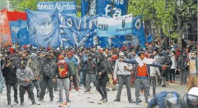  ?? FOTOS: PABLO CUARTEROLO ?? MIERCOLES. Son cuatro los extranjero­s detenidos en el Congreso.