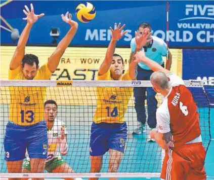  ?? DIVULGAÇÃO FIVB ?? O oposto Kurek vence o bloqueio brasileiro: o jogador foi o grande destaque da Polônia em triunfo incontestá­vel