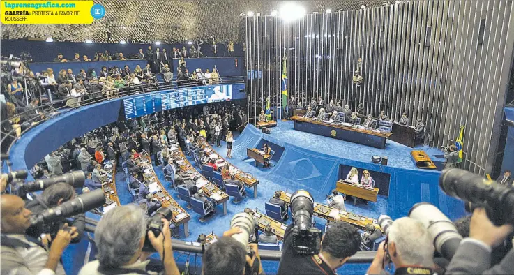  ??  ?? Decisión. La mayoría de los 81 senadores brasileños parecen tener lista su decisión de votar por la destitució­n de la presidenta Dilma Rousseff, a quien acusan de manipular las cuentas del Gobierno.