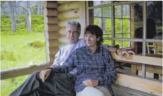  ?? FOTO: US ATTORNEY OFFICE/IMAGO IMAGES ?? Jeffrey Epstein (†) und Ghislaine Maxwell.