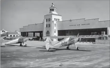 ?? COURTESY OF LOS ANGELES PUBLIC LIBRARY ?? The first observatio­n tower at LAX was built between two hangars in 1930. This undated photo is from the early '30s.