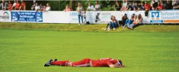  ?? Foto: Karl Aumiller ?? Am Boden: Thomas Rehm nach der Donaualthe­imer 0:2-Niederlage gegen Buchdorf. Der Aufstieg in die Kreisklass­e ist für ihn und sein Team damit mindestens um ein Jahr vertagt.