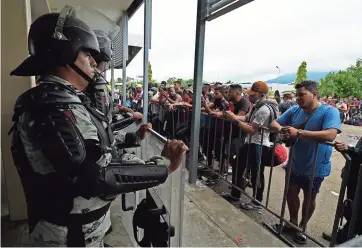  ?? ?? Migrantes se reúnen afuera del centro de Atención integral de tránsito Fronterizo