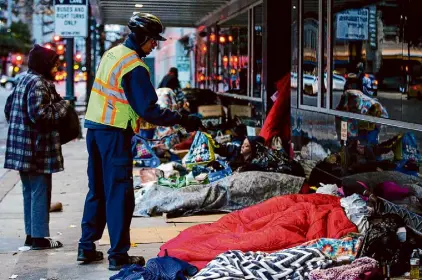  ?? Godofredo A. Vásquez/Houston Chronicle 2022 ?? People sleep on a sidewalk in downtown Houston. Many big cities have problems such as homelessne­ss but San Francisco’s issues seem to get blown out of proportion.