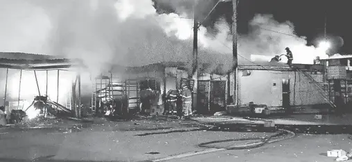  ?? JORGE MEZA CANO ?? Bomberos trabajaron varias horas para contener las llamas