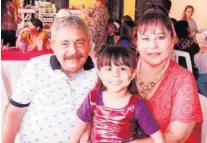  ??  ?? >Martín Cabrera y Dora Angüis con su nieta.