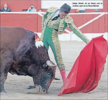  ??  ?? Diego Silveti, en su faena con la muleta, ayer en la Plaza Mérida