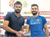  ?? REUTERS ?? Sri Lanka ODI captain Upul Tharanga with Virat Kohli.