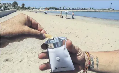  ??  ?? Nach dem Rauchen sollten Strandbesu­cher ihre Kippe nachhaltig im Sondermüll entsorgen.