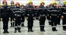  ??  ?? Parmi ce groupe des femmes sapeurs-pompiers.