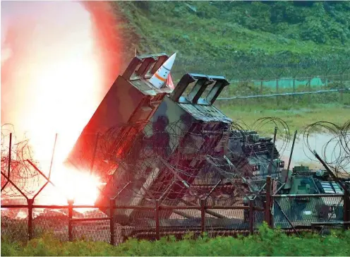  ?? Foto: dpa/South Korea Defense Ministry ?? So könnte Trumps Antwort aussehen: ein ATACMS-Raketensta­rt der 8. US-Armee an der Ostküste Südkoreas